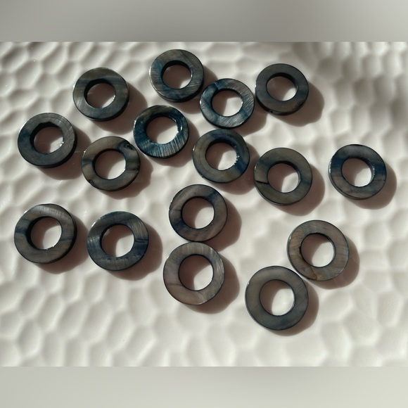 16 Stunning Round Black 20mm Donut Shell Beads for Jewelry Craft Making - Picture 3 of 6